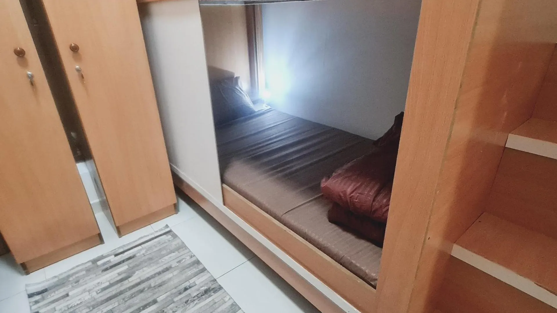 La Gold Hostel Capsule Men'S Dubai 0*,  United Arab Emirates