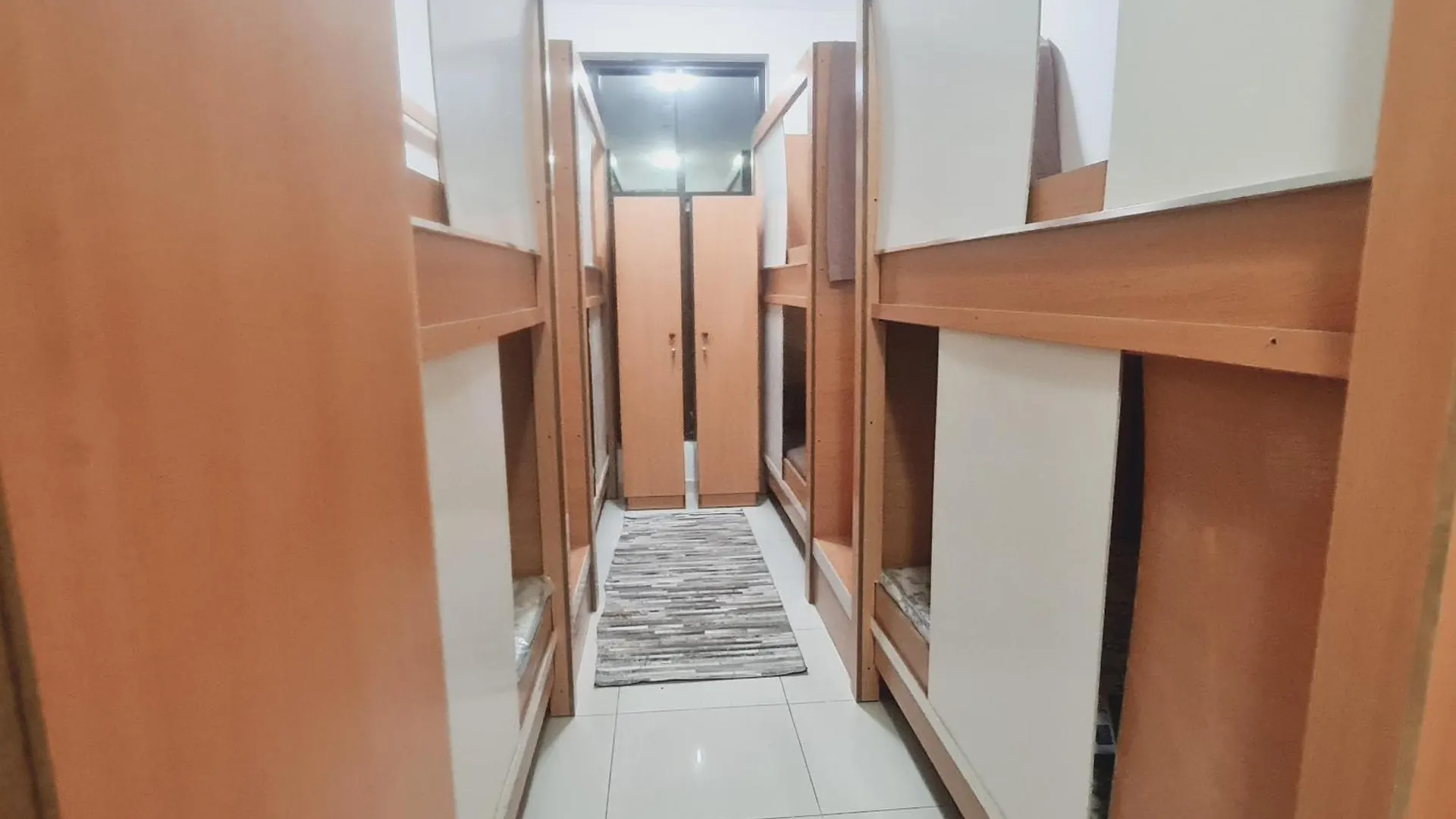La Gold Hostel Capsule Men'S Dubai